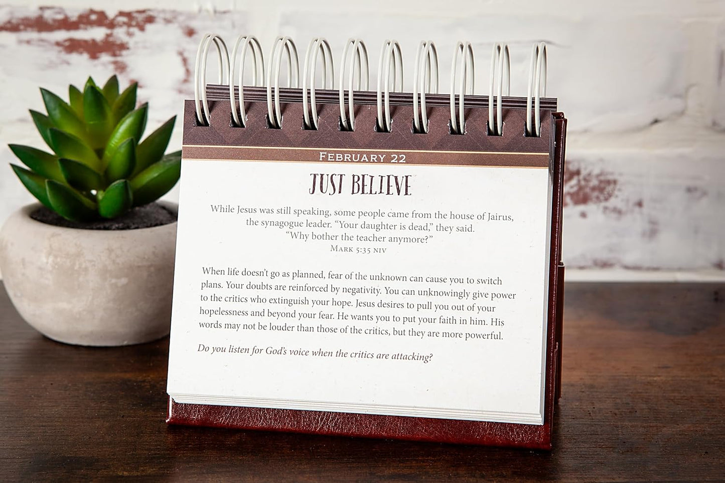 Daily Strength for Men: Daily Promises Spiral-bound – Desk Calendar